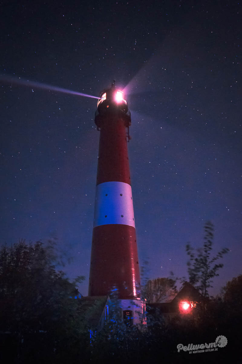 Der Leuchtturm auf Pellworm schickt eindrucksvoll seinen Lichtstrahl in die nordfriesische Nacht.