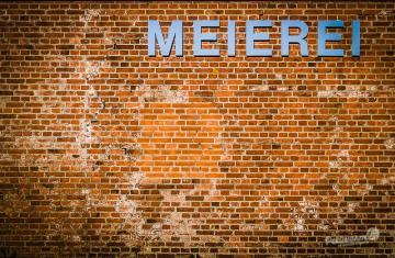 Alte Mauer mit Meierei-Schriftzug auf Pellworm.
