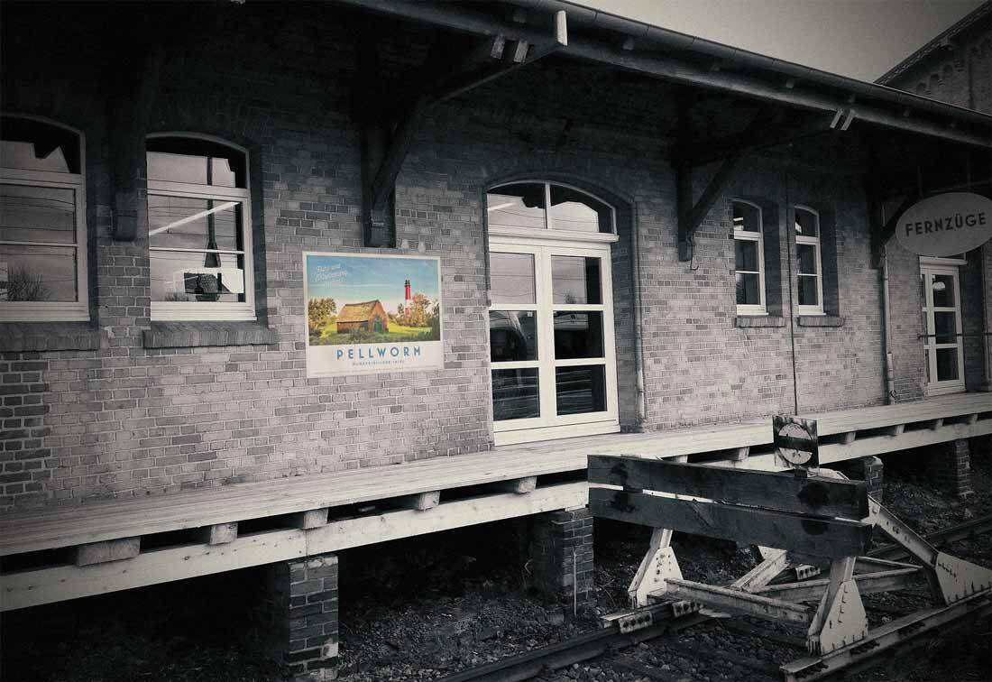 Pellwormer Reiseposter an der Wand eines alten Bahnhofs