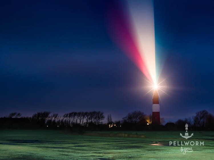 Der Pellwormer Leuchtturm sendet seine Lichtstrahlen in die Nacht