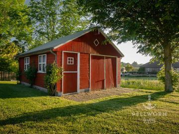 Dieses rote Häuschen mit seinen weißen Fenstern ist eine Garage und steht nicht irgendwo in Norwegen, sondern in Tammensiel auf Pellworm.